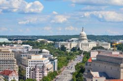 Vista aerea di Pennsylvania street, la lunga via alberata che condusce al Capitol Hill di Washington DC, USA - © Orhan Cam / Shutterstock.com