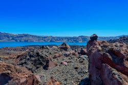 Panorama di Thirasia (CIcladi, Grecia), isola vulcanica dal paesaggio roccioso prevalentemente pianeggiante, con qualche rilievo isolato nella parte meridionale. Più selvaggia della "sorella ...