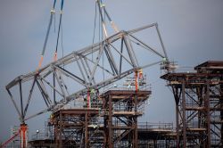 Abu Dhabi, il cantiere del Louvre: i lavori di costruzione del Louvre Abu Dhabi stanno procedendo a pieno ritmo. Gli operai lavorano incessantemente per garantire i tempi di inaugurazione della ...