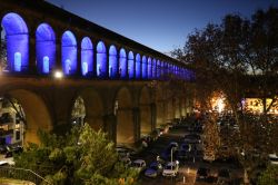 L'acquedotto di San Clemente fotografato di notte a Montpellier, Francia - © BOULENGER Xavier / Shutterstock.com