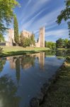 L'affascinante castello di Noale, Veneto. All'interno del perimetro del castello sorgono ancora oggi antiche abitazioni decorate con affreschi e l'ampia piazza Castello. Di questo ...