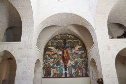 Affresco e crocifisso all'interno della basilica dei santi Medici Cosma e Damiano di Alberobello, Puglia - © Sergio Monti Photography / Shutterstock.com
