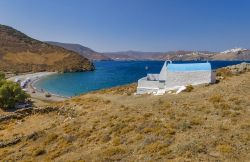 La chiesa d Agios Costantinos e l'omonima spiaggia di Astypalea, nel Dodecaneso (Grecia)