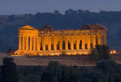 Il Tempio della Concordia, uno dei luoghi di culto più belli della Valle dei Templi, Agrigento (Sicilia) - Non è molto chiaro a chi fosse dedicato questo Tempio, paradossalmente, ...