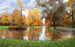 Alberi con foliage autunnale riflessi in un canale al Catherine Park di Memphis, Tennessee (USA).
