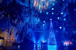 Albero di Natale dentro alle grotte di Postumia (Postojna), Slovenia