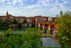 Veduta panoramica del Pont Vieux e della sponda nord del fiume Tarn ad Albi (Francia).