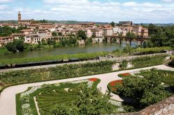 Albi vista dalla terrazza del Palais de la Berbie, con il giardino del palazzo in primo piano e il fiume Tarn - foto © Office de Tourisme d'Albi