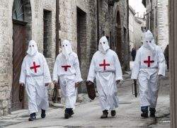 Alcuni figuranti della Processione del Cristo Morto a Gubbio, Venerdì Santo di Pasqua - © RICIfoto / Shutterstock.com