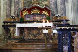 Altare con le reliquie di San Donato: Santuario Madonna del Sasso, lago d'Orta - © marcovarro / Shutterstock.com