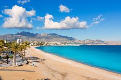 Altea Playa del Albir a Alicante, Spagna: fra le più belle spiagge della Costa Blanca, questa piccola baia regala acque cristalline.
