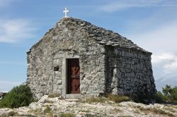 Un'antica chiesetta in pietra sull'isola di Vis, Croazia. L'isola di Lissa, questo il nome in italiano, è un paradiso di tranquillità oltre che una destinazione turistica ...