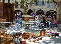 Antichità al mercato delle pulci di Uzes, Francia - © Elena Dijour / Shutterstock.com