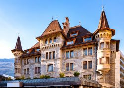 Antico palazzo di Briga, Svizzera, al calar del sole. Siamo nel Canton Vallese dove Briga è un piccolo gioiello di arte e architettura.
