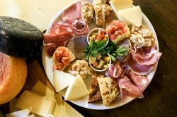 Antipasto tipico della Toscana, con salumi e formaggi dop