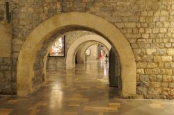 Archi nella stazione centrale di Nimes, Occitania, Francia - © JTF Boettcher / Shutterstock.com