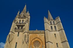 Architettura della cattedrale di Mende, Francia: dedicata a Nostra Signora e San Privato, questa chiesa è monumento storico dal 1906. Venne fatta erigere da papa Urbano V°.
