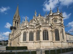 Architettura della chiesa di San Pietro a Caen, Francia. Capolavoro in stile gotico nella variante fiammeggiante, si mescola con lo stile rinascimentale nella parte esterna dell'abside. ...