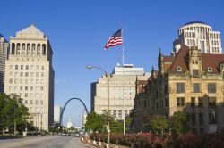 Architettura nel centro di Jefferson City, Missouri, vista nel pomeriggio (USA).

