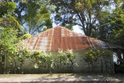 Architettura tipica di un'abitazione di Sosua, Repubblica Domenicana, con il tetto in lamiera.

