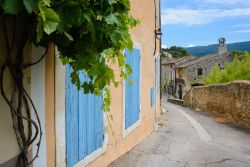 Architettura tradizionale nella città vecchia di Menerbes, Provenza, Francia. Questo villaggio possiede un'atmosfera ricca di fascino che ne fa uno dei più bei borghi francesi.




 ...