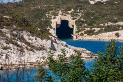 Architetture abbandonate dell'Esercito Nazionale Yugoslavo sull'isola di Vis, Croazia.

