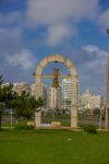 L'Arco della Pace a Punta del Este, Uruguay: questo monumento si trova nei pressi delle spiagge cittadine - © Fotos593 / Shutterstock.com