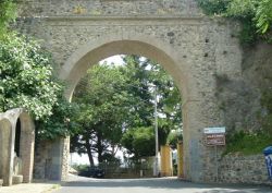 Arco di Sant Antonio a Maida (Calabria). Faceva parte dell'acquedotto che portava acqua al castello cittadino e alle case del centro storico di Maida - © Scartol / wikipedia