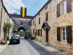 Arco d'ingresso nella città medievale di Monpazier, Francia - © Cmspic / Shutterstock.com