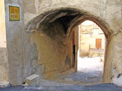 Arco nel centro storico di Burgio, vicolo Amodeo - © Tommaso - Burgio 146, CC BY-SA 2.0, Wikipedia