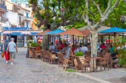 Area pedonale nel centro storico di Le Lavandou, Francia. Il nome del borgo potrebbe richiamare la lavanda, pianta ampiamente diffusa in Provenza, ma anche i lavatoi presenti in un antico dipinto ...