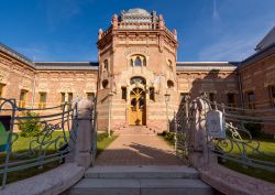 La facciata principale dell'Arpad Spa a Szekesfehervar, Ungheria. E' uno dei più rinomati bagni termali della cittadina ungherese.
