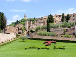 Assisi fotografata dal piazzale della Basilica di San Francesco. Comune umbro della provincia di Perugia, conosciuto per essere il luogo in cui nacquero, vissero e morirono il patrono d'Italia ...