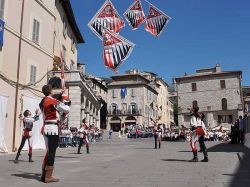 Assisi, Umbria: le celebrazioni del Calendimaggio nel centro storico - © www.calendimaggiodiassisi.com