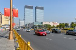 Auto in viaggio su Bayi Boulevard, una delle strade principali della città di Nanchang (Cina) - © Sean Xu / Shutterstock.com