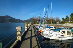 Baia e marina di Ranco sul Lago Maggiore in Lombardia