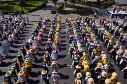 Ballerini nella piazza centrale di Arequipa, Perù. Si tratta del più grande evento di ballo folk peruviano a cui hanno preso parte 1247 coppie per stabile un record mondiale - JeremyRichards ...