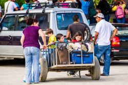 Bambini in un carretto con valigie a San José, Costa Rica. Una simpatica immagine di alcuni ragazzini seduti in un carretto assieme a borse e valigie - foto © Anton_Ivanov / ...