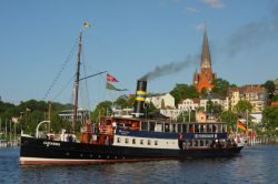 La barca a vapore Alexandria del 1908 è l'ultima rimasta del suo genere in Germania. In questa foto la vediamo nelle acque del porto di Flensburg - © Kev Gregory / Shutterstock.com ...