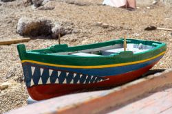 Barca nel porto di Trapani, Sicilia - Bacino naturale con uno specchio d'acqua di circa 920 mila metri quadrati, il porto di Trapani, con la sua posizione strategica nell'estremità ...