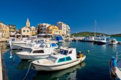 Barche al porto di Pirovac, Croazia. Sullo sfondo, le tradizionali case di questo villaggio costiero.

