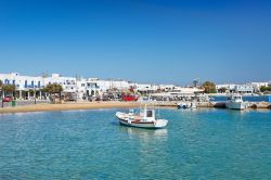 Barche attraccate al porticciolo dell'isola di Antiparos, Grecia.
