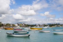 Barche ormeggiate nella baia di Grand Baie, Mauritius - La natura esotica di Grand Baie fa da cornice al porto di questa bella località mauriziana © martinique / Shutterstock.com ...