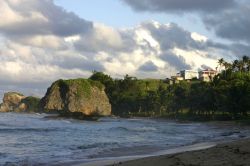 la costa di Bathsheba,  Barbados orientale, presenta alternanze di rocce e sabbie - Fonte: Barbados Tourism Authority