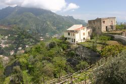 La bella costiera amalfitana, Campania. Siamo nelle vicinanze di Minori e Ravello. Si estende per circa 50 chilometri a sud della Penisola Sorrentina: è caratterizzata da ripide scogliere ...