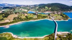 Una bella veduta dall'alto del lago di Cingoli, Marche. Meta di rotte migratorie per molte varietà di uccelli acquatici, questo lago è diventato Oasi Provinciale di Protezione ...