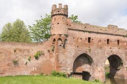 Il Berkelpoort a Zutphen, Olanda. Questo tratto della cinta muraria di Zutphen attraversa il piccolo fiume Berkel. In origine vi erano due porte d'acqua che formavano una vera e propria ...