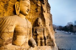 Buddha scolpiti nella roccia alle grotte di Yungang, Datong, Cina.
