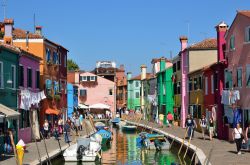 Burano: l'isola dei colori - tra le tante isole che compongono la splendida Laguna Veneta, Burano è senza dubbio una delle più famose e, soprattutto, la più colorata. ...