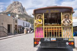 Bus turistico nella città di Bernal, stato del Queretaro, Messico: sullo sfondo, veduta del Monte del Bernal, il terzo monolite di roccia più alto del mondo - © Barna Tanko ...